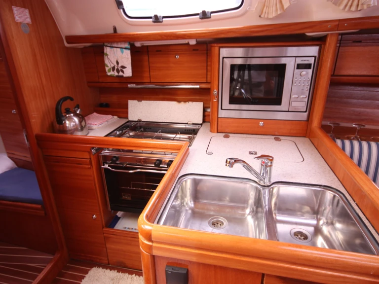 Bavaria Cruiser 34 jednotlivci a charterové společnosti v Mai Khao