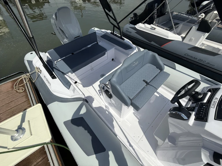 Pronajmout si Ranieri Cayman 26 Sport Touring v Arcachon
