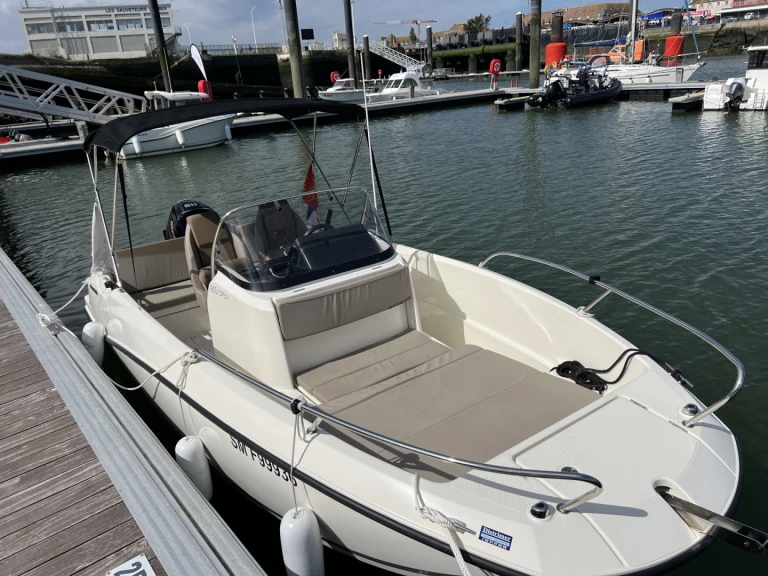 Quicksilver Activ 605 Open jednotlivci a charterové společnosti v Ouistreham
