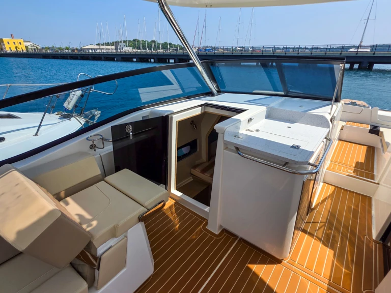 Aquila Aquila 32 Sport jednotlivci a charterové společnosti v Pula