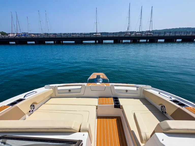 Pronajmout si Aquila Aquila 32 Sport v Pula