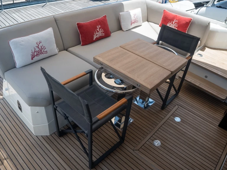 Pronajmout si Prestige Prestige 520 S v Pozzuoli