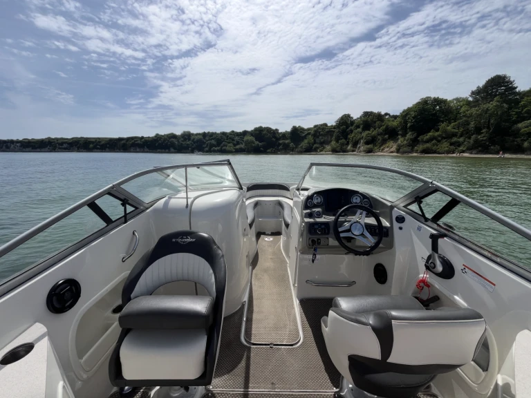 Pronájem jachty v Poole -Stingray 250LR na Samboatu