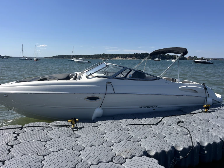 Pronajmout si Stingray 250LR v Poole