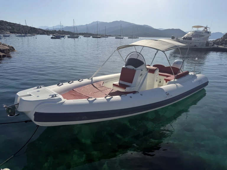 Fanale marine  FANALE 700 FALCHETTU jednotlivci a charterové společnosti v Porto Pollo