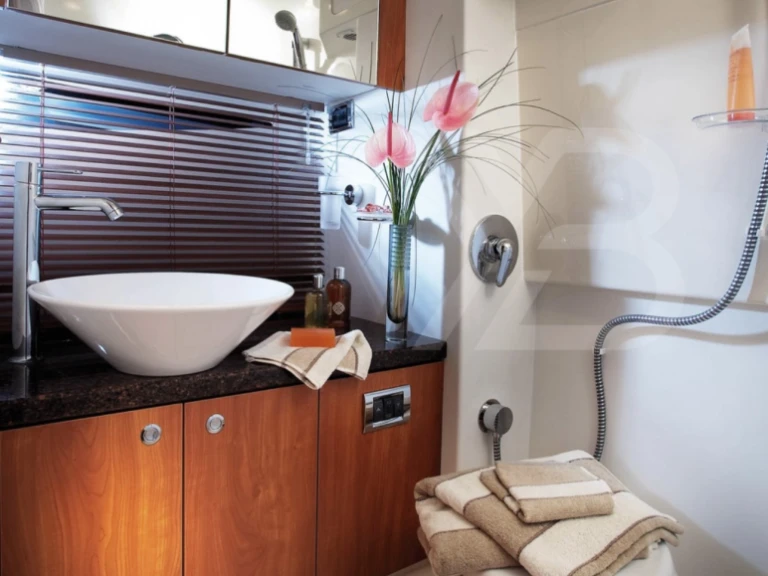Pronájem lodi Cannes lákavé ceny Superhawk 43