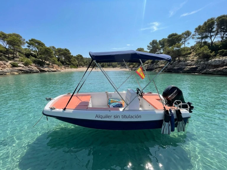Bond Yachts 13 jednotlivci a charterové společnosti v Club Nàutic Cambrils