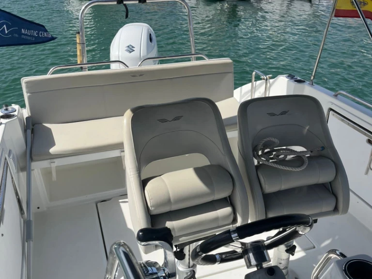 Pronájem lodi Marina deportiva de Menorca lákavé ceny Flyer 7 SUNdeck