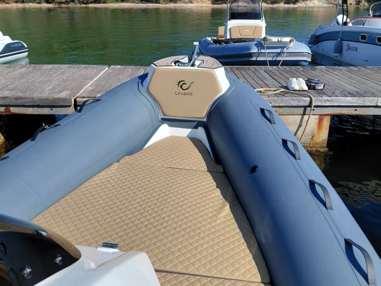 Pronajmout Polotuhá loď se skipperem či ne Levante v Olbia