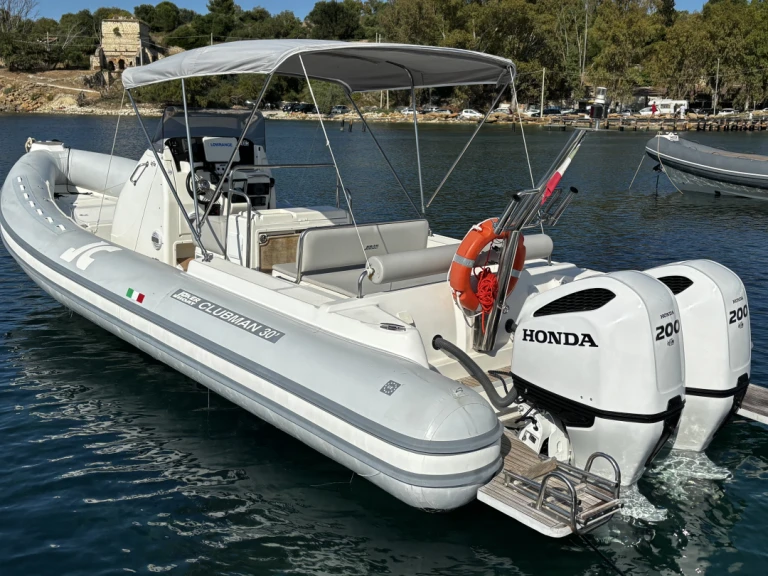 Joker Boat Clubman 30 jednotlivci a charterové společnosti v Brucoli