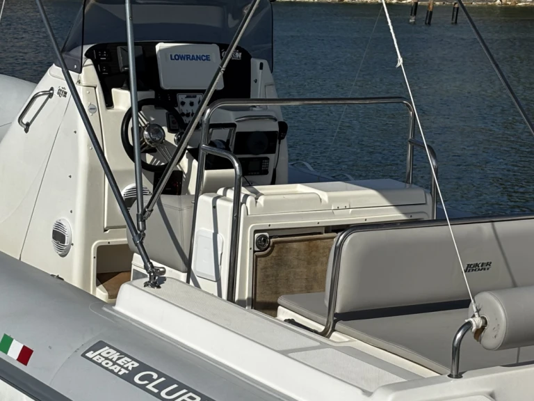 Pronajmout si Joker Boat Clubman 30 v Brucoli