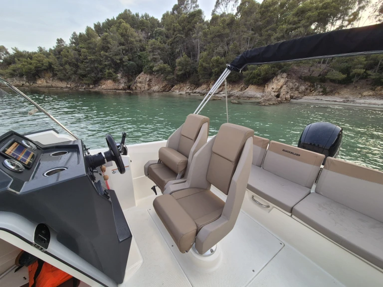 Pronájem Motorová loď Quicksilver s licencí