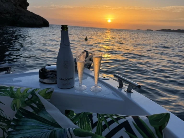 Pronajmout Motorová loď se skipperem či ne X-Yachts v Sant Antoni de Portmany