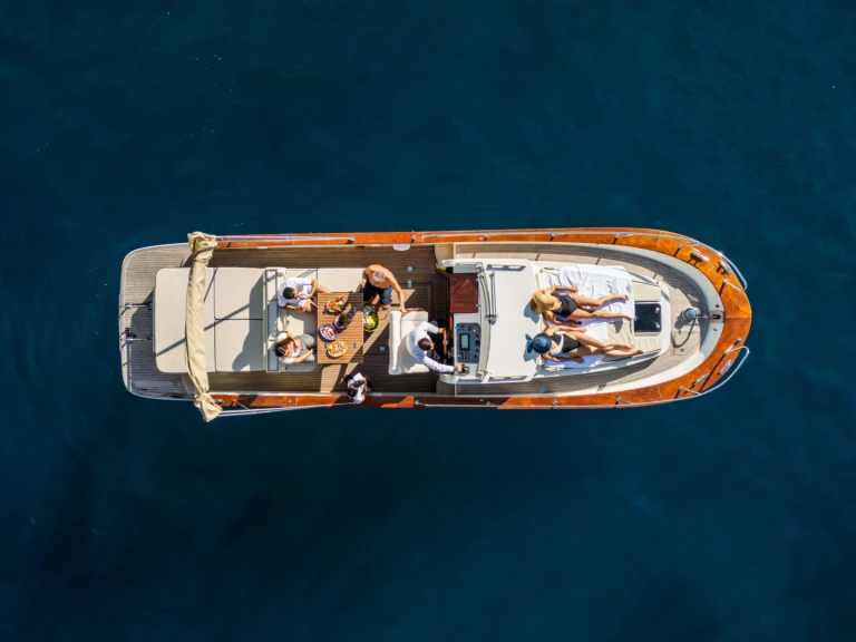Pronajmout si Fratelli di Micco Gozzo Campano Sport Cruiser v Salerno
