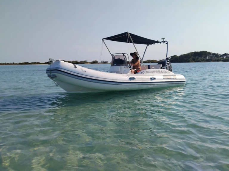 Polotuhá loď k pronájmu v Porto Cesareo za nejlepší cenu