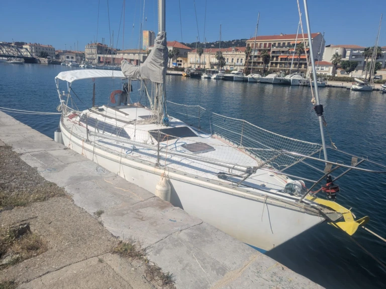 Pronajmout si Jeanneau Attalia v Marseille