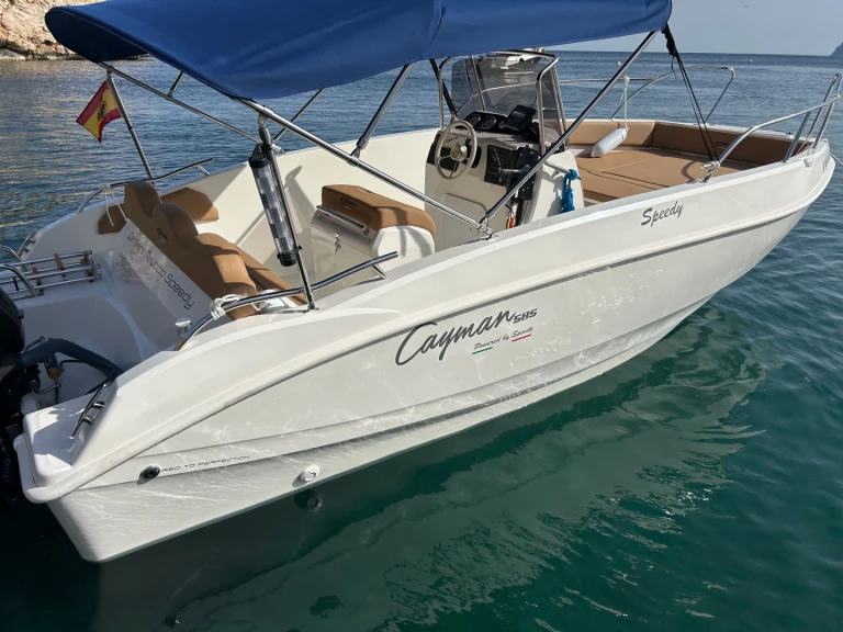Pronajmout si Motor yacht Caymam 585 v Marina Greenwich