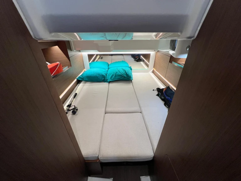 Pronajmout si Jeanneau Cap Camarat 10.5 WA v Port des Marines de Cogolin