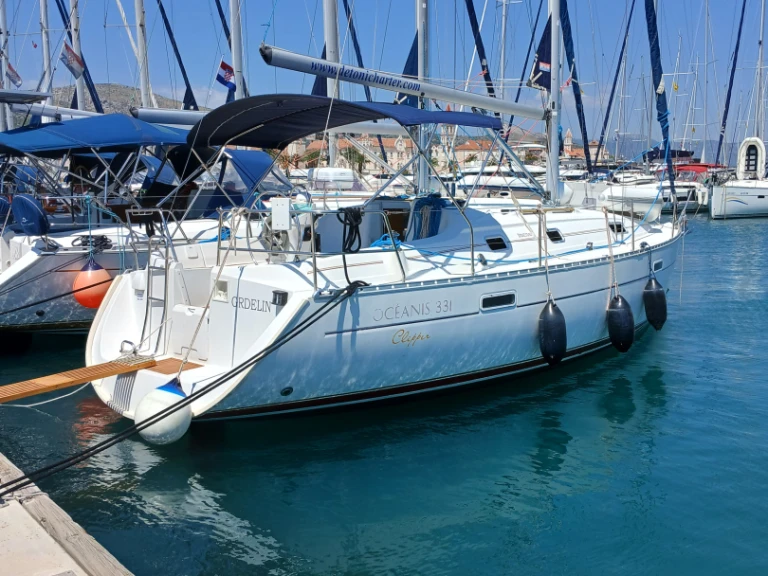 Pronajmout Plachetnice se skipperem či ne Bénéteau v Trogir