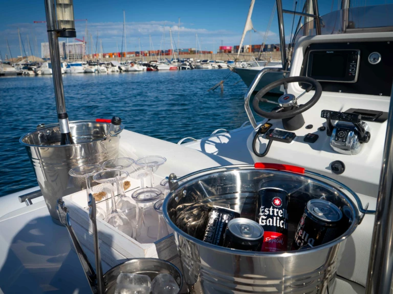 Polotuhá loď k pronájmu v La Marina de Valencia za nejlepší cenu