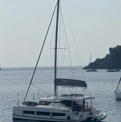 Pronajmout Katamarán se skipperem či ne Bali v Furnari