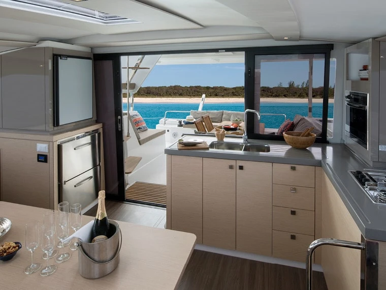 Pronajmout si Fountaine Pajot Lucia 40 v Villefranche-sur-Mer