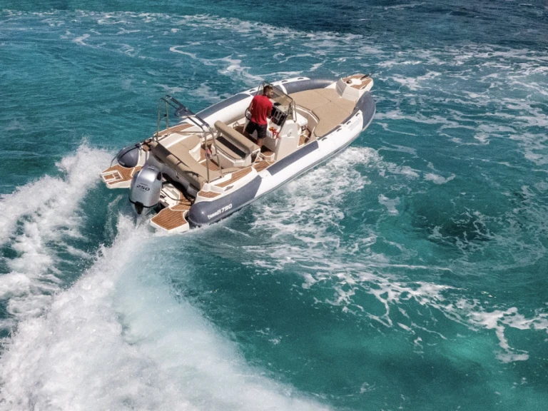 Pronájem Polotuhá loď v Hvar  -Marlin Boat 790 Pro Dynamic