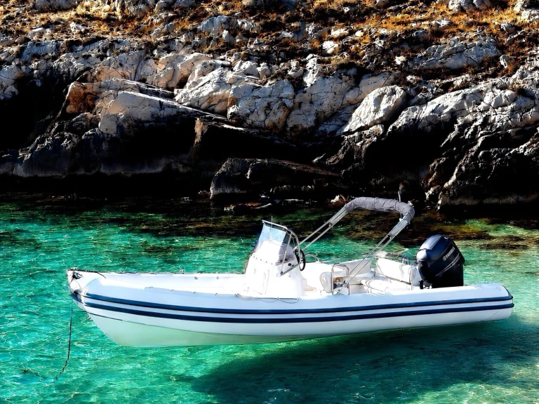 Pronajmout si Semi-Rigide 7 m v La Ciotat