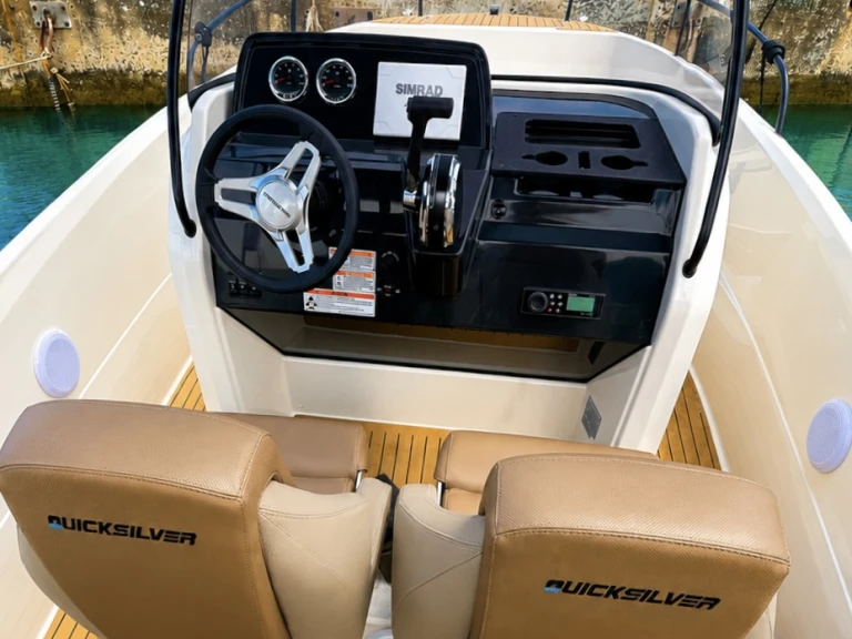Pronájem Motorová loď Quicksilver s licencí