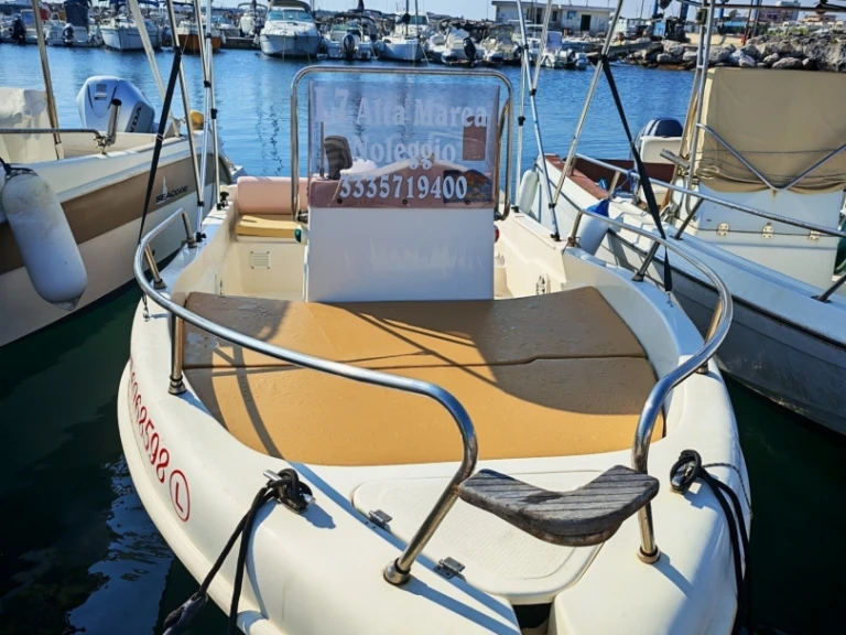 Pronájem lodi Sharko 550 v Marina di San Foca na Samboatu