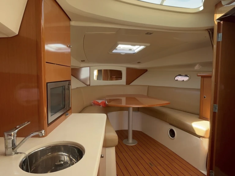 Jeanneau Prestige 30 S jednotlivci a charterové společnosti v Cannes