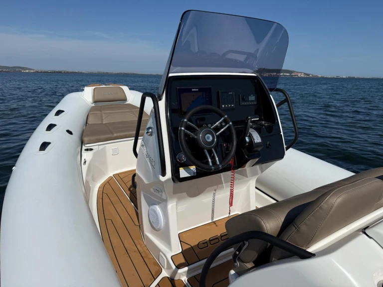 Pronájem Polotuhá loď Grand Boats s licencí