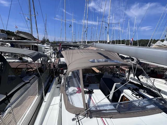 Pronajmout Plachetnice se skipperem či ne Jeanneau v Trogir