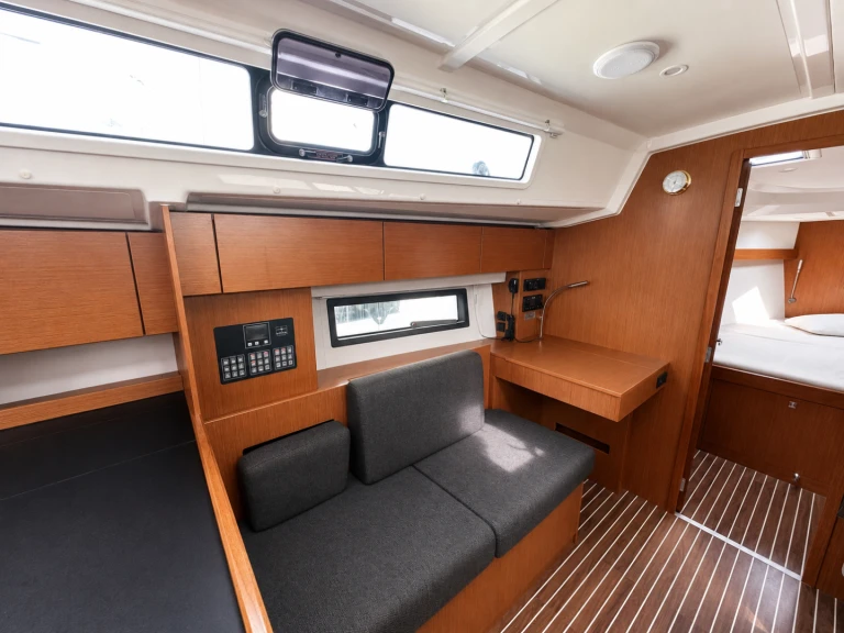 Bavaria Bavaria C42 jednotlivci a charterové společnosti v Alimos