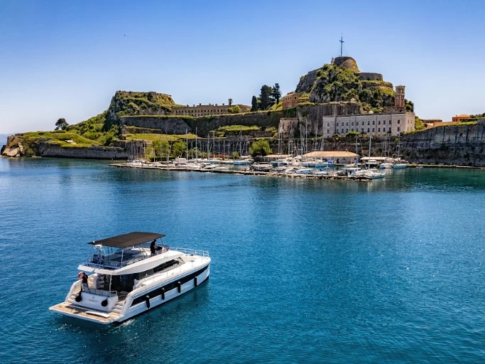 Pronajmout Katamarán se skipperem či ne Fountaine Pajot v Korfu