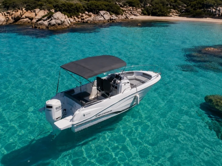 Pronajmout si Jeanneau Cap Camarat 6.5 CC Serie 3 v Porto-Vecchio