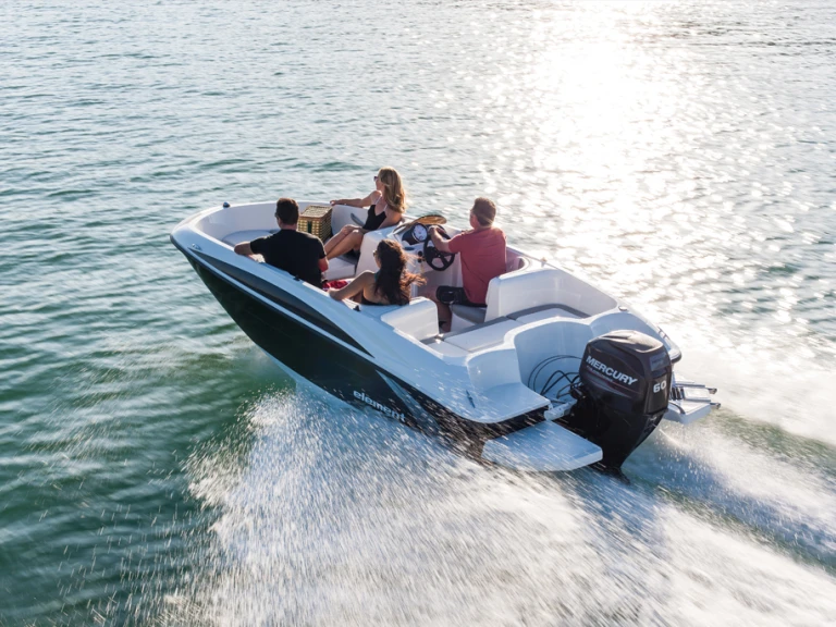 Pronájem Motorová loď Bayliner s licencí