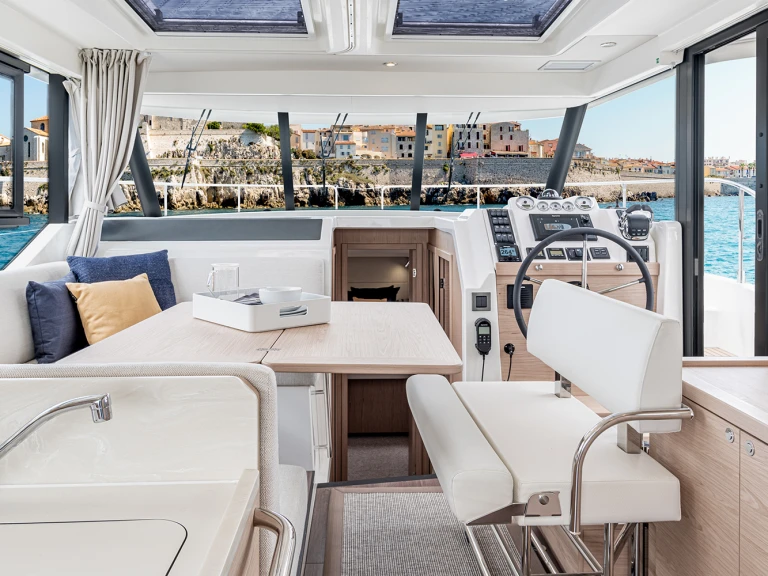 Bénéteau Swift Trawler 41 Fly jednotlivci a charterové společnosti v Juan-les-Pins