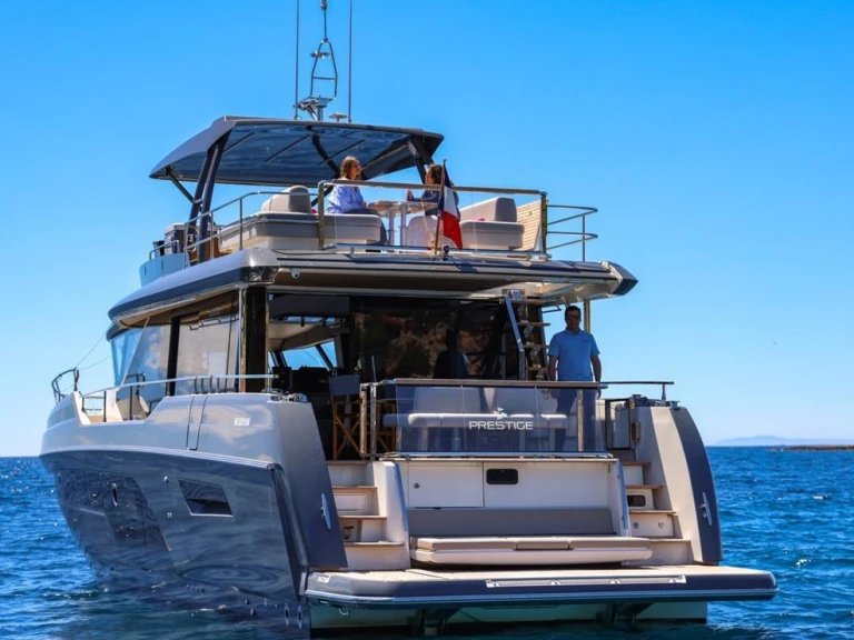 Pronajmout Jachta se skipperem či ne Prestige Yachts v Juan-les-Pins