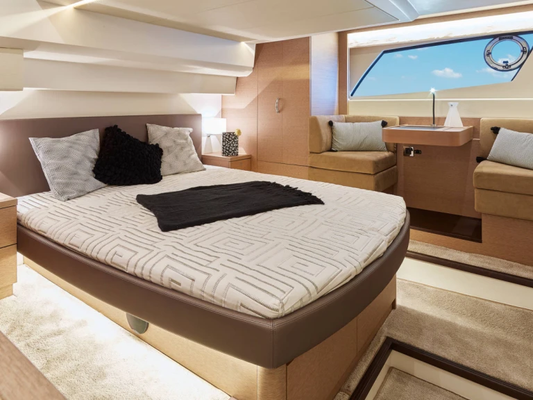 Pronajmout Jachta se skipperem či ne Prestige Yachts v Golfe-Juan