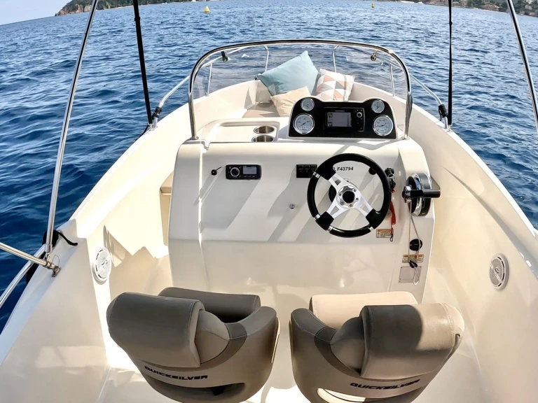 Pronajmout Motorová loď se skipperem či ne Quicksilver v Antibes