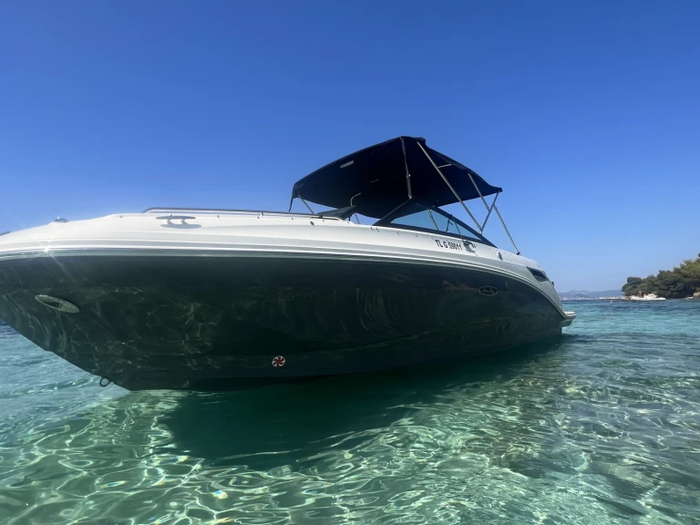 Sea Ray  250 sdx jednotlivci a charterové společnosti v Port Fréjus