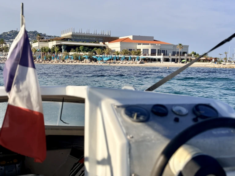 Pronajmout Motorová loď se skipperem či ne Rocca v Cannes