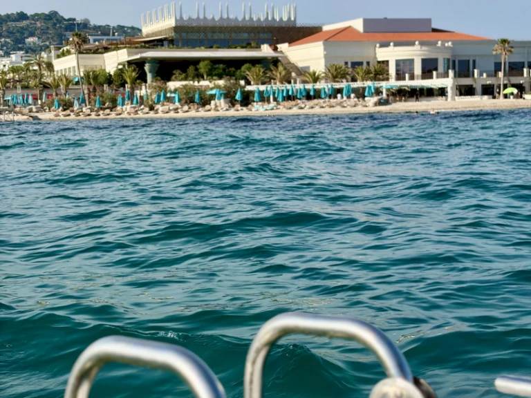 Motorová loď k pronájmu v Cannes za nejlepší cenu