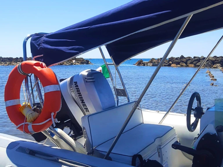Polotuhá loď k pronájmu v Santa Marinella za nejlepší cenu