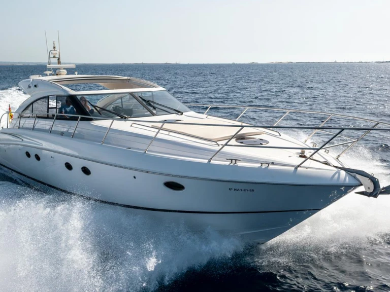 Pronájem lodi Ibiza Town lákavé ceny Princess V53