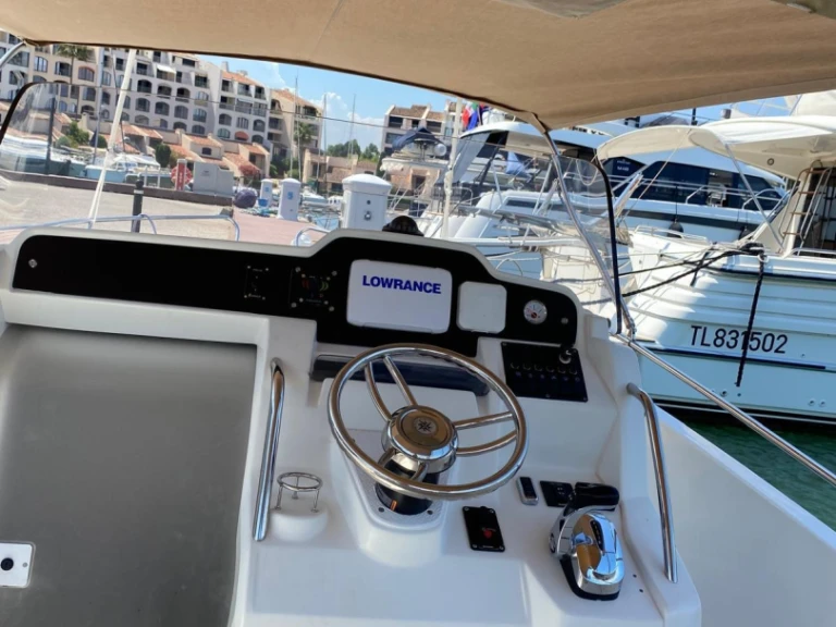 Pronajmout Motorová loď se skipperem či ne Jeanneau v Saint-Tropez