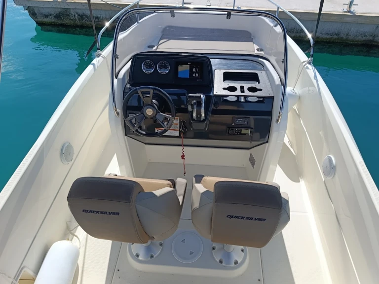 Quicksilver Activ 605 Open jednotlivci a charterové společnosti v SCT Marina Trogir