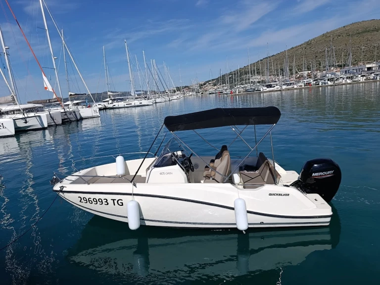 Pronajmout Motorová loď se skipperem či ne Quicksilver v SCT Marina Trogir