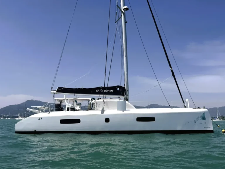 Pronájem Katamarán Outremer s licencí